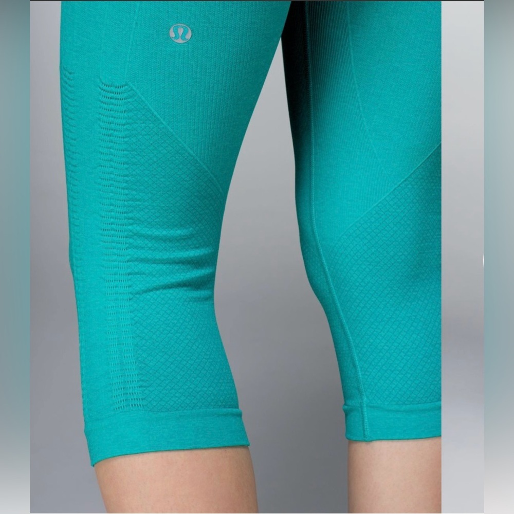 Lululemon In The Flow Crop II Leggings, Size 10, Heathered Blue Tropics - Picture 5 of 12